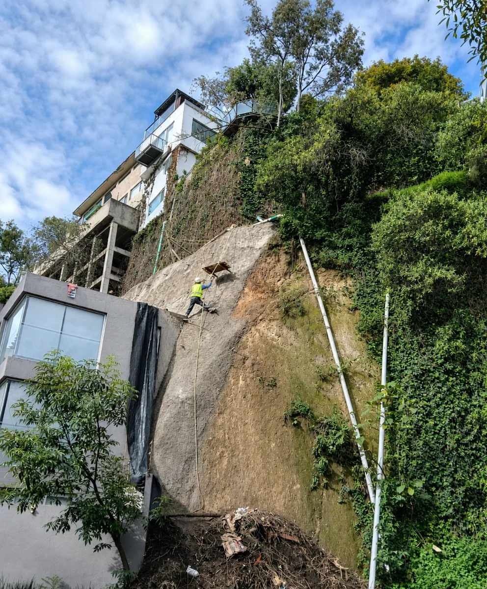 Concreto lanzado y anclaje en rappel junto a vivienda, Bosques de las Lomas