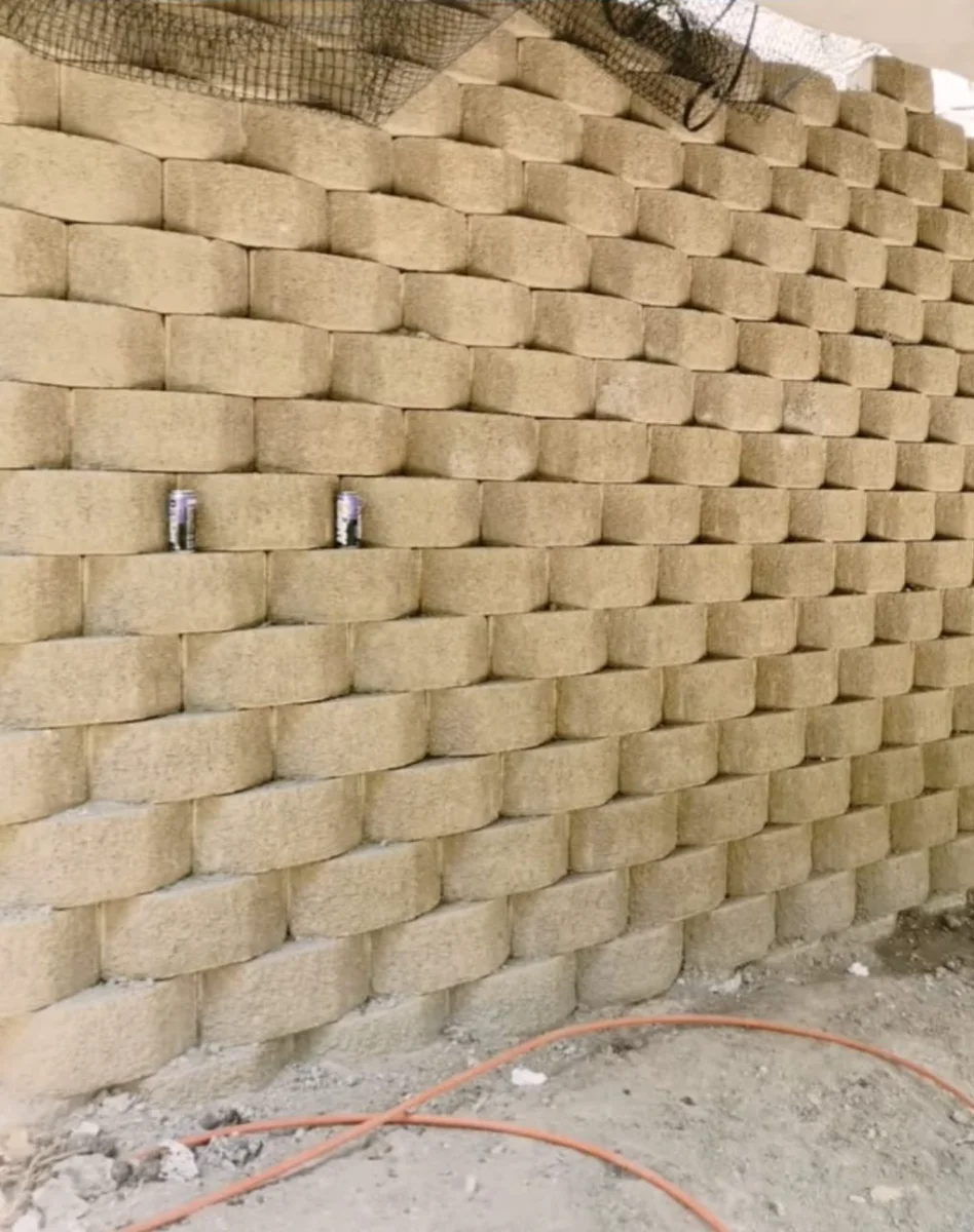 Detalle de retallo geométrico en muro Keystone, Cobalto 54
