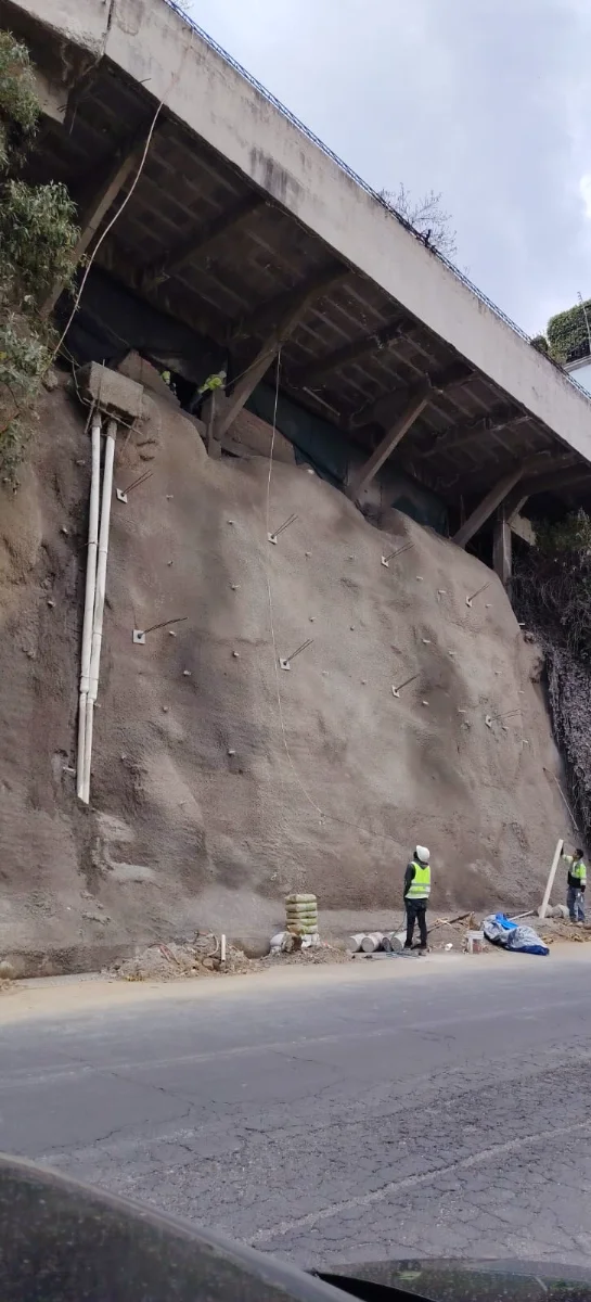 Talud en Bosque de Tejocotes después de anclaje y concreto lanzado