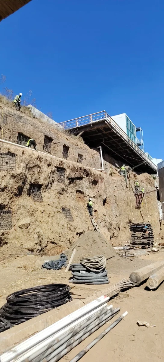 Talud excavado por etapas con malla de retención, Seminuevos Toyota Atizapán