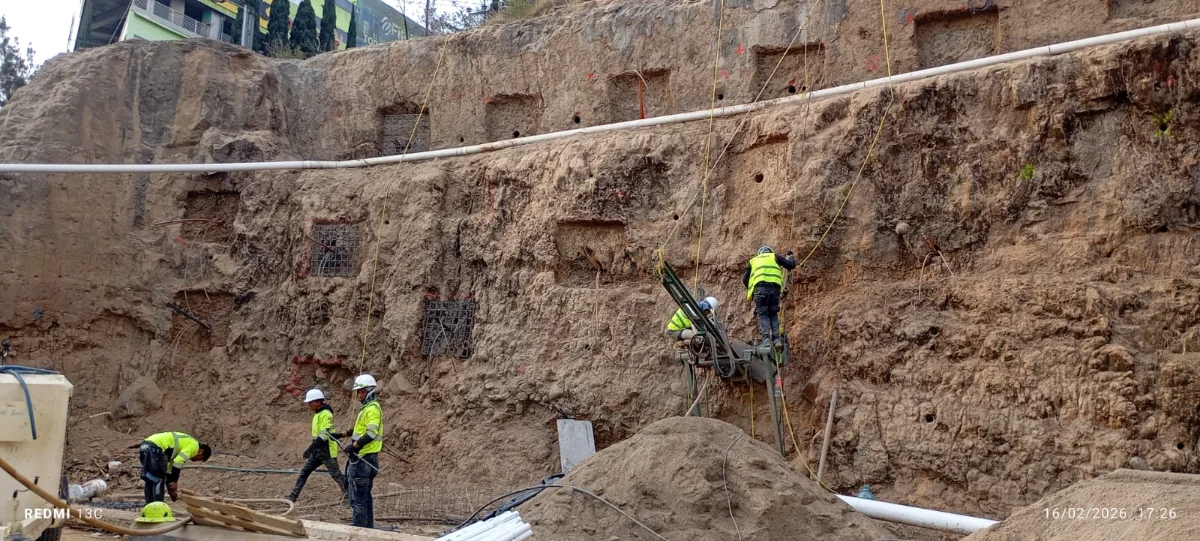Perforación e instalación de anclas en rappel, talud Seminuevos Toyota Atizapán